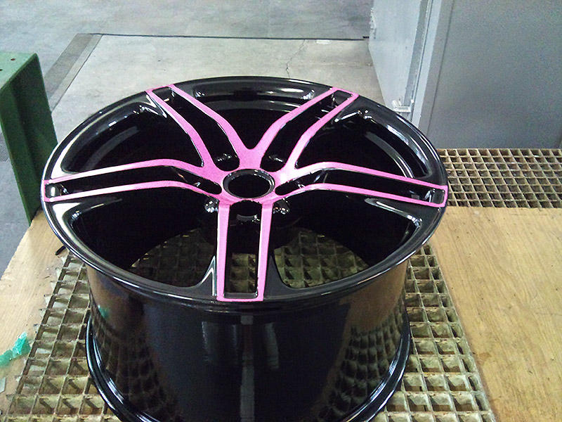 pulverbeschichtet schwarz/pink hochglanz mit pinken Speichen